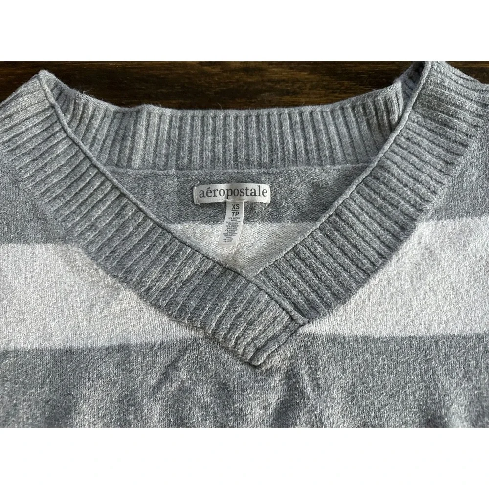 Aeropostale Sweater Womens XSmall Gray White Stripped V-Neck‎ Pullover Cropped